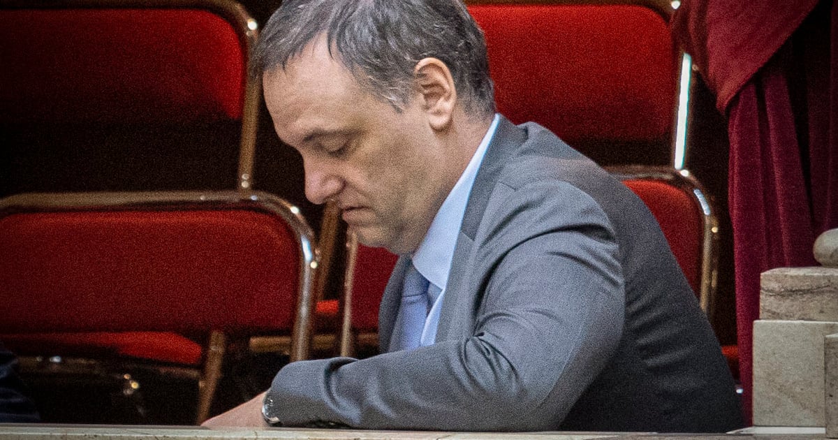 La custodia y el vehículo oficial de Manuel <i>Adorni</i>, bajo la lupa