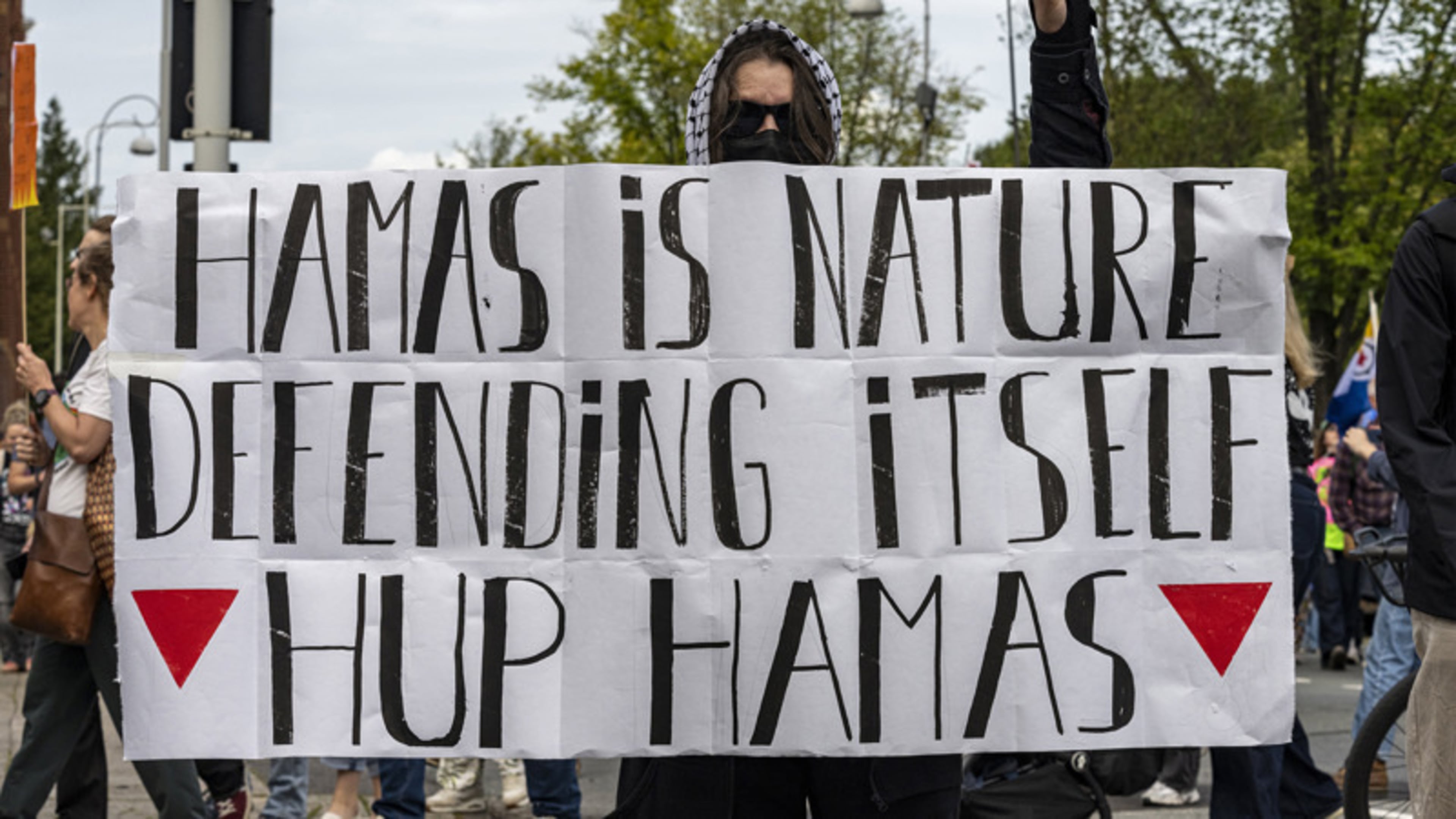 'Openbaar Ministerie <i>staat</i> Hamas-verheerlijking toe'