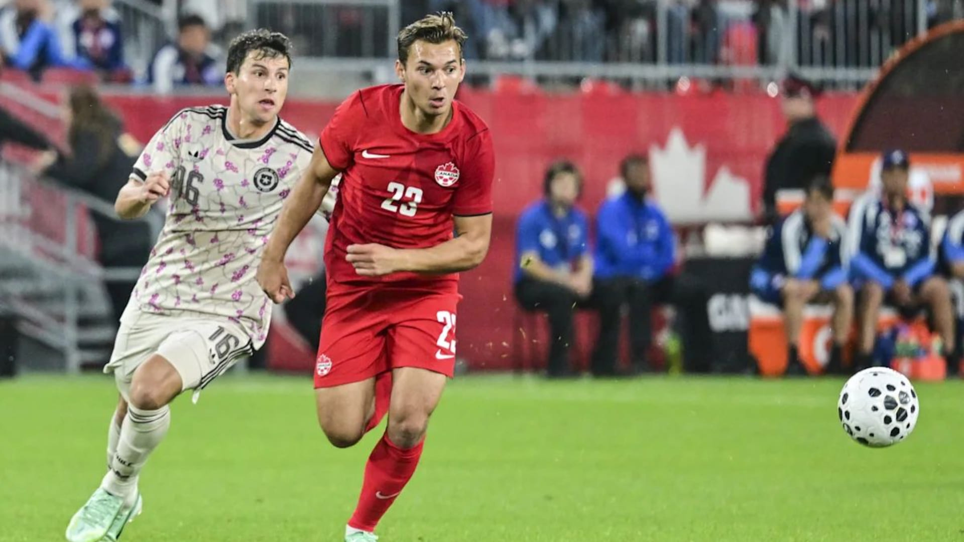 Canadá derrota con un <i>gol</i> de Jonathan David a un Chile que acabó con nueve jugadores - Deportres