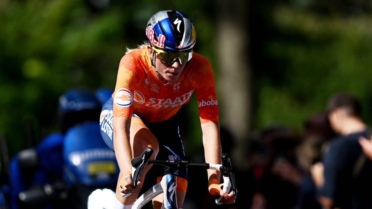 Demi <i>Vollering</i> voor het eerst wereldkampioene na spannende wegrit in Montreal