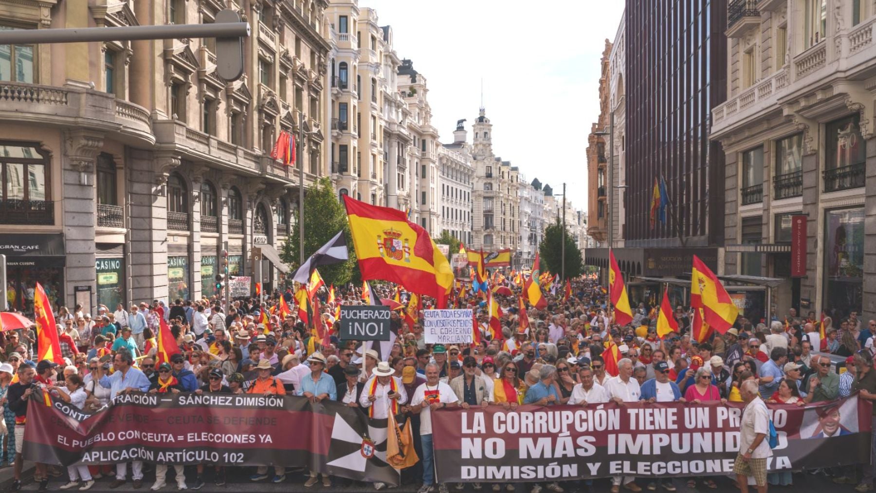 Más de 100.000 personas salen a la calle para defender <i>Ceuta</i> y exigir elecciones ya: «¡No es...