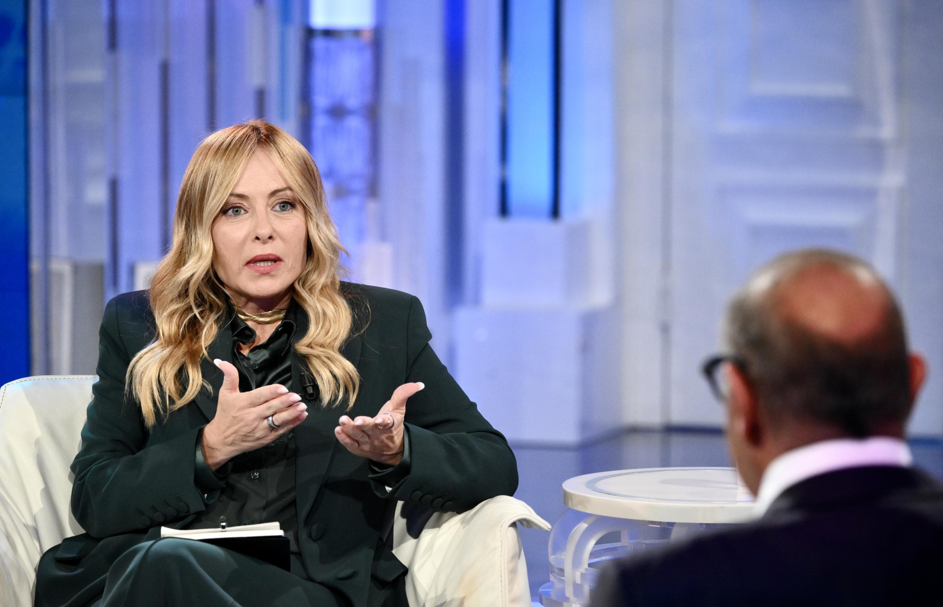 Caro benzina, <i>Meloni</i> confida nel taglio prorogato a fine anno.Lega: tassare chi non lo fa