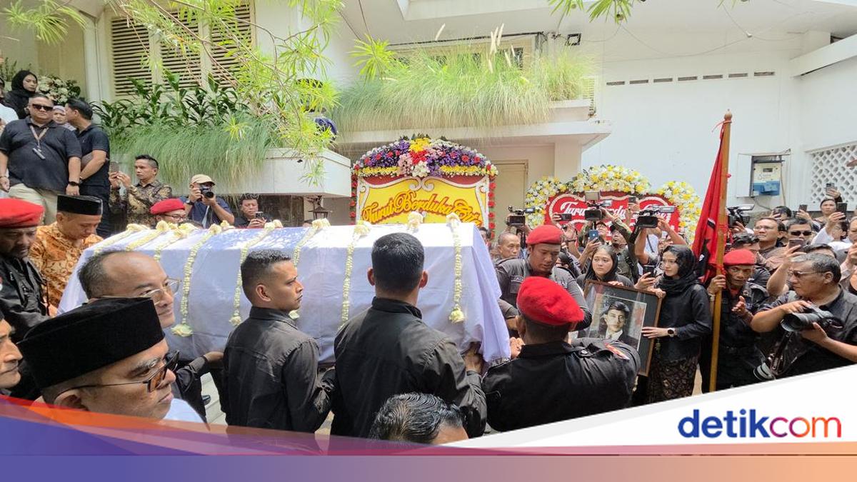 Polda Metro Kawal Pengantaran Jenazah <i>Guruh</i> Soekarnoputra ke TPU Karet Bivak