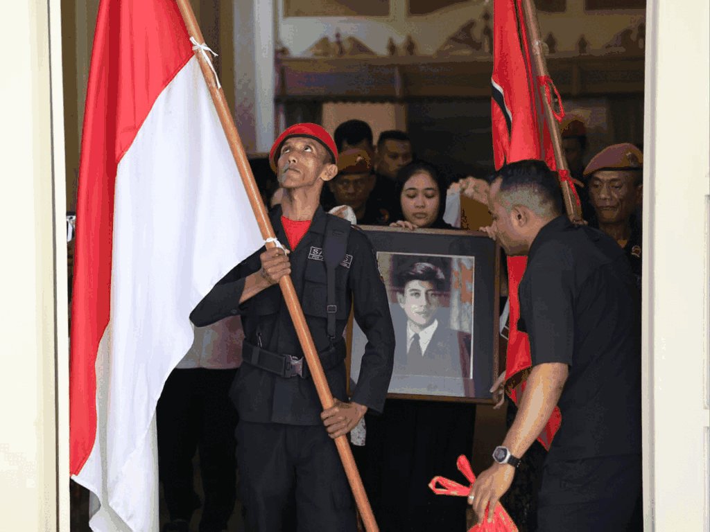 <i>Guruh</i> Dimakamkan di Samping Fatmawati, Diselimuti Batik Peninggalan Sang Ibu