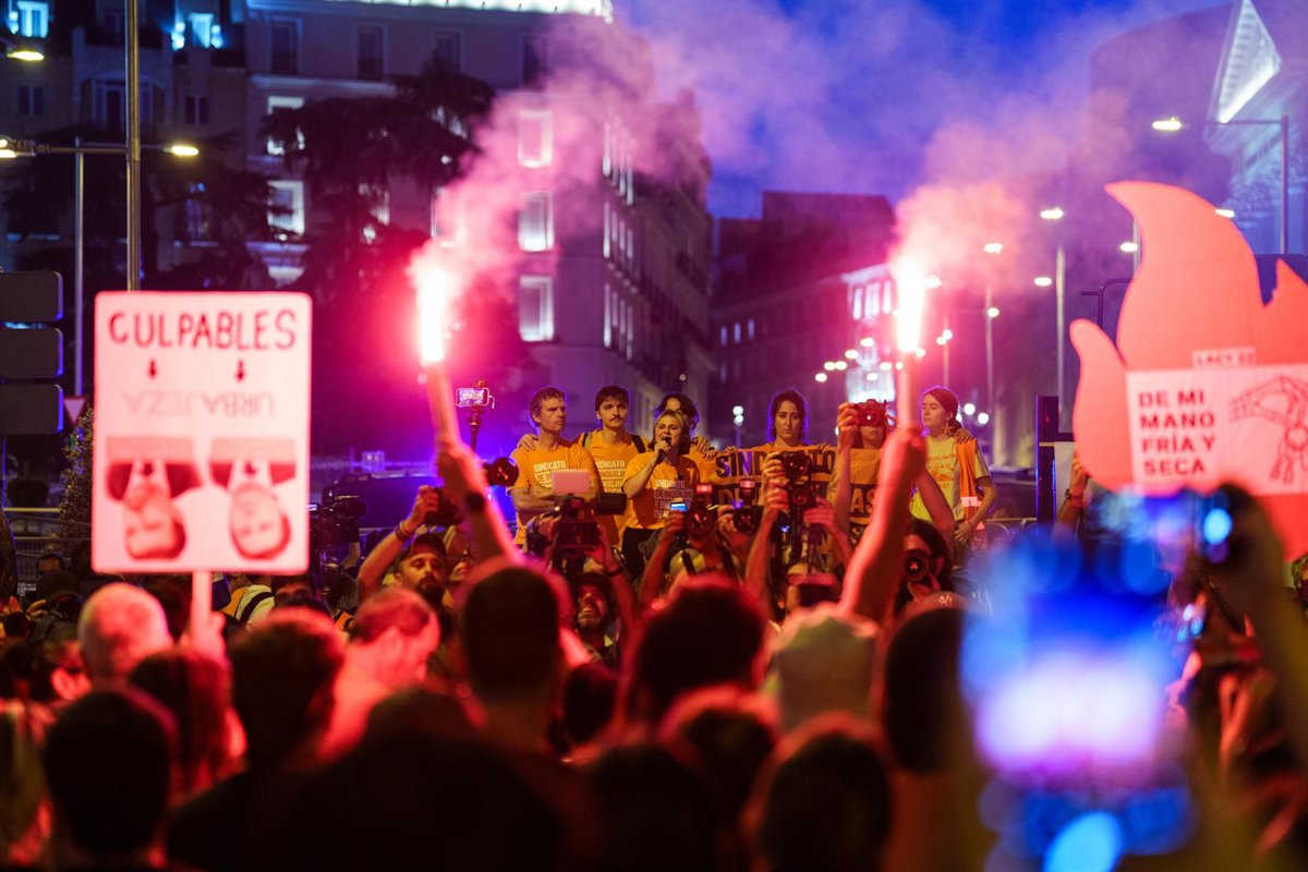 Cientos de personas continúan acampadas en la <i>Puerta</i> del Sol de...