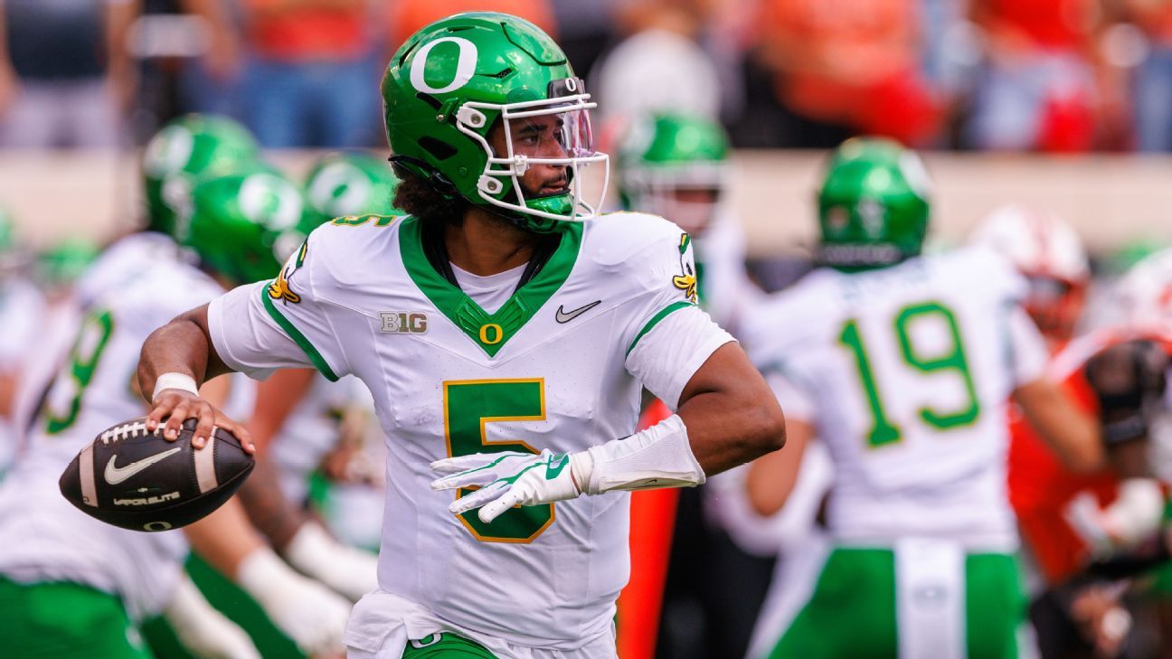Oregon QB Moore taken off by ambulance after targeting by USC