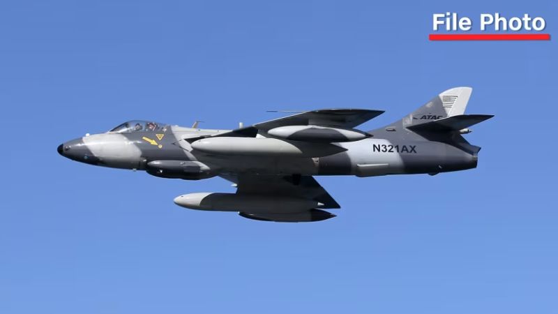 Rescatan a piloto luego de que se estrellara avión de entrenamiento militar <i>frente</i> a la costa de...
