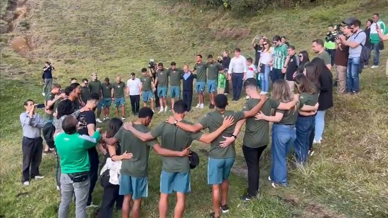 Chapecoense visita 10 años después el lugar exacto donde se estrelló el avión: impactantes imágenes