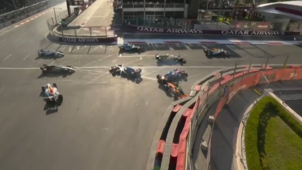 Franco Colapinto protagonizó un choque con Pierre Gasly y Lando <i>Norris</i> y abandonó el GP de Azerba...