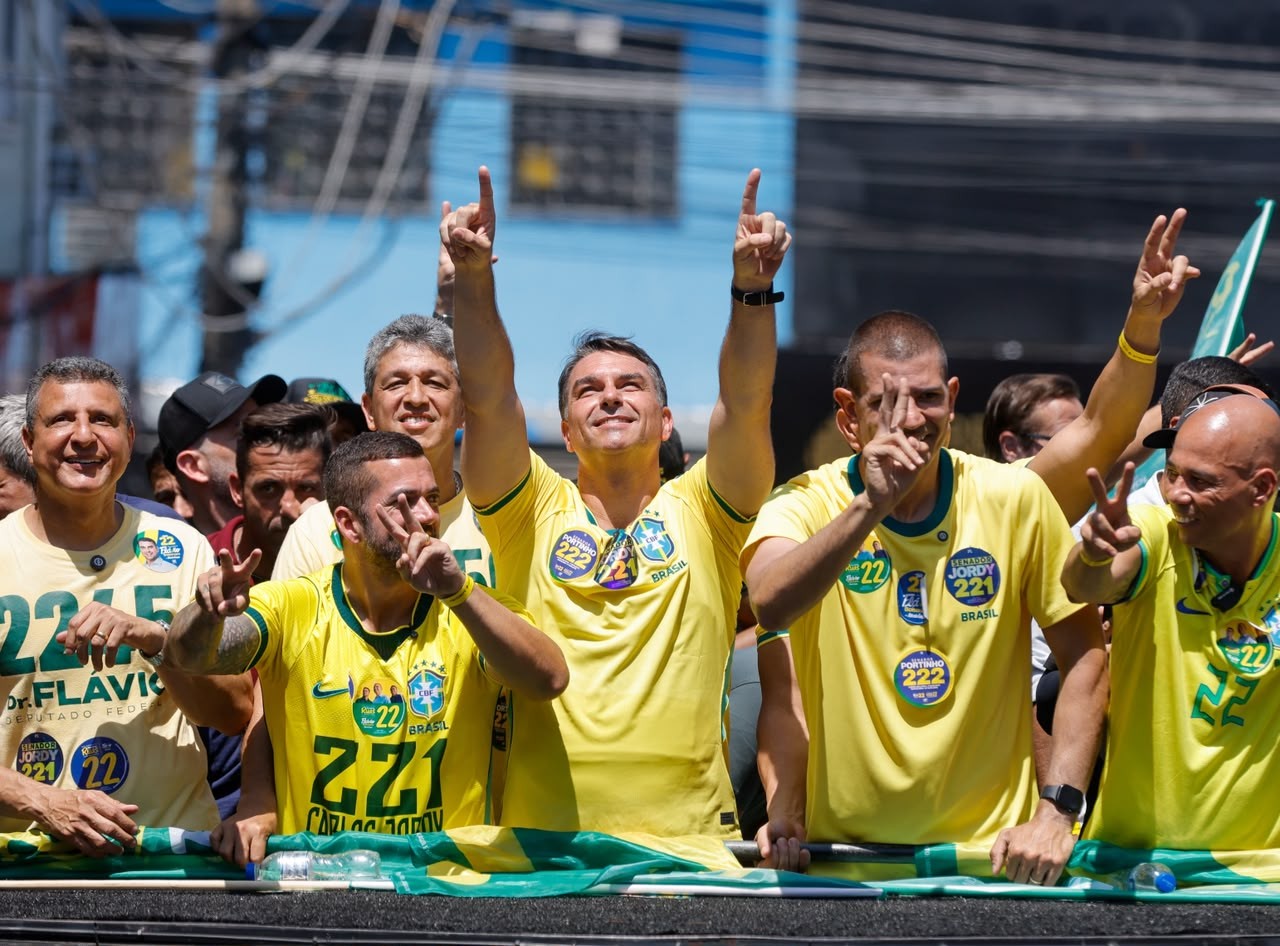 Um dia após proibição das bets, Flávio chama <i>Lula</i> de ‘pai do Tigrinho’ durante ato no Rio