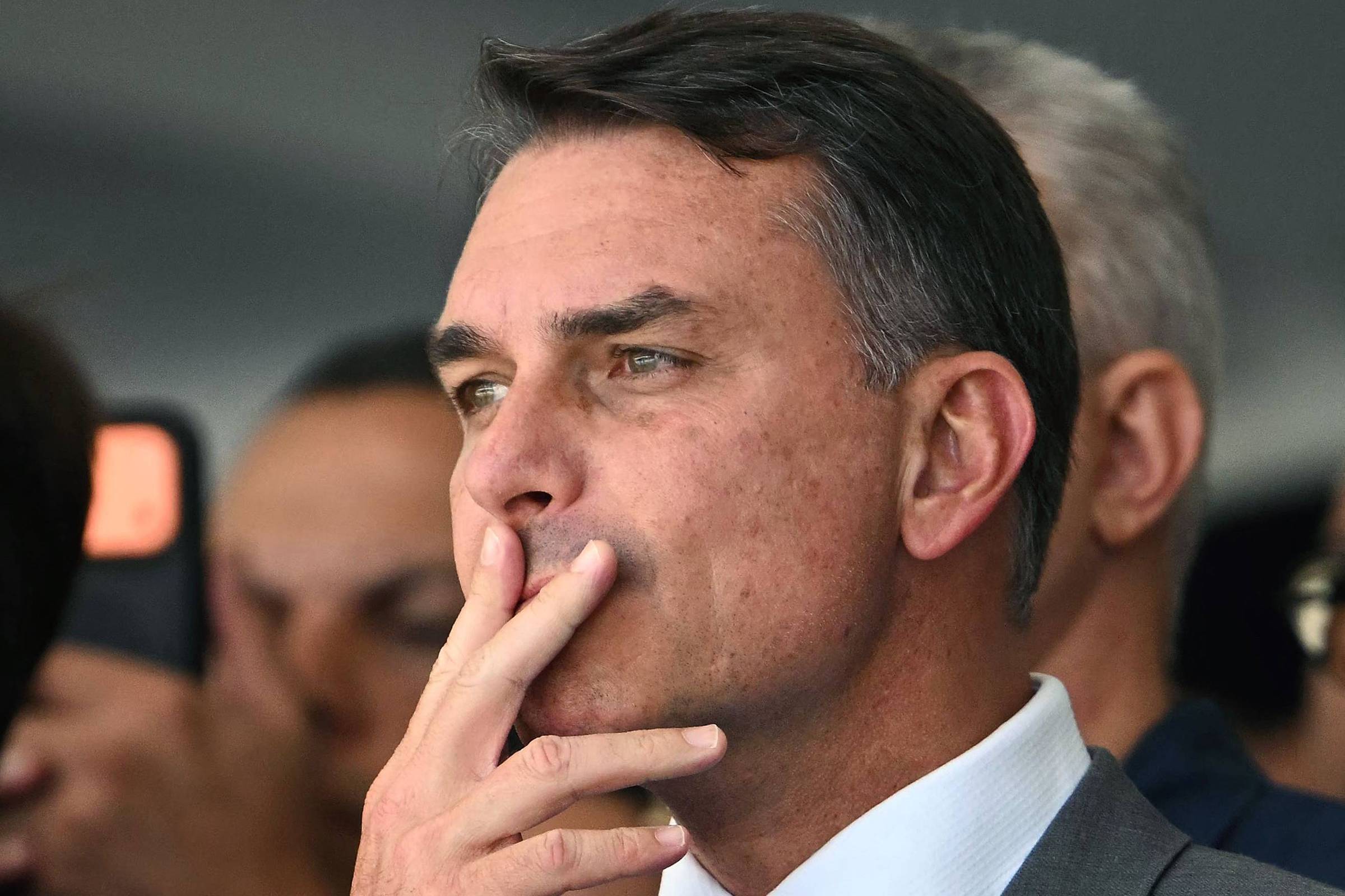 Disputa entre Flávio e Lula ganha ares de guerra espiritual com boato sobre Nossa <i>Senhora</i> Aparecida...