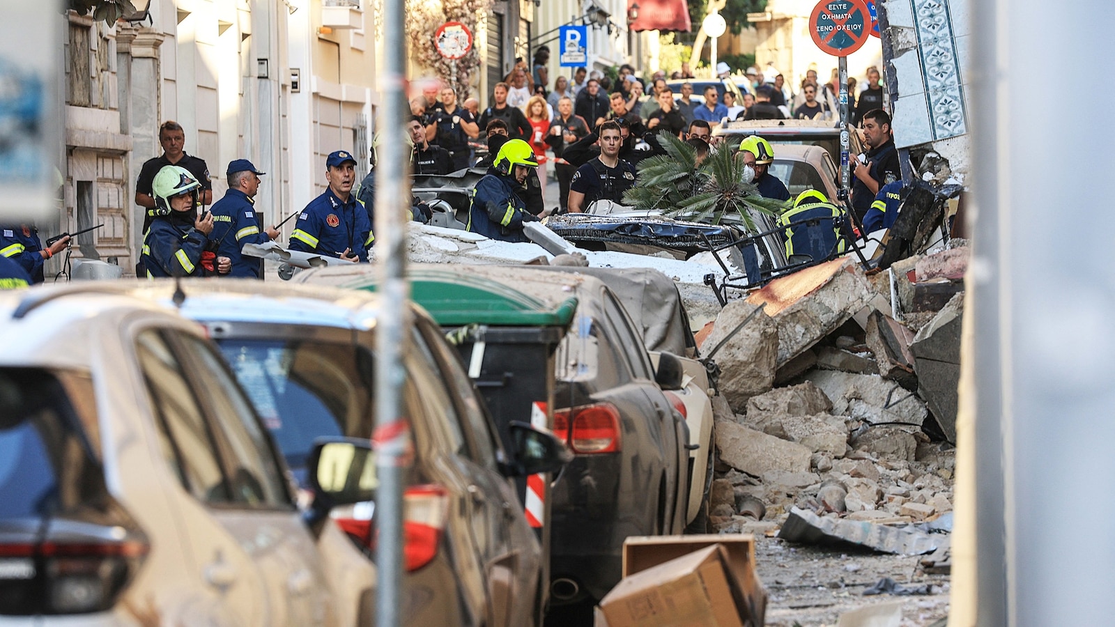 6 dead after explosion collapses building in Athens