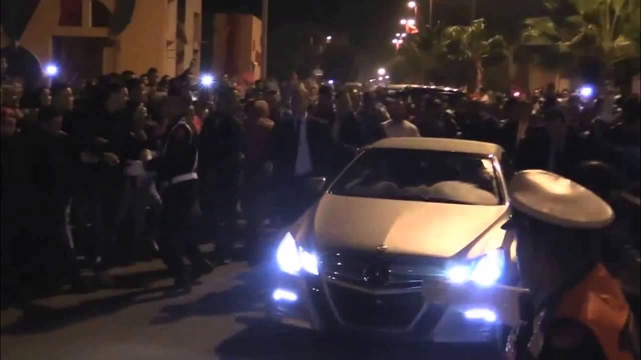 الملك ‫<i>محمد</i> السادس‬ يتجول بسيارته وسط مدينة ‫العيون‬