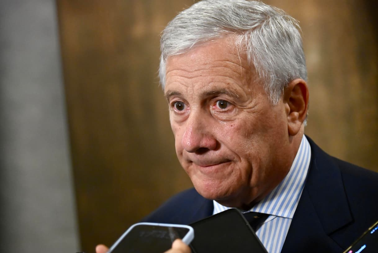Tajani e la 'scelta della moglie': 'Mai pensato di offendere le <i>donne</i>'